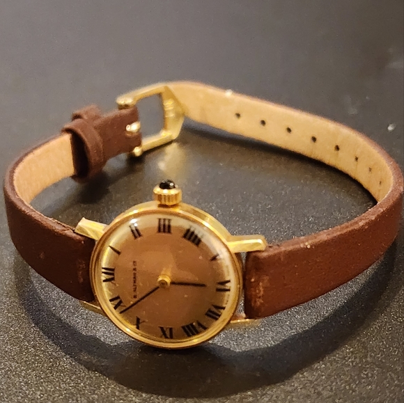 18K .750 Gold B Altman & Co Ladies Windup Watch - Working